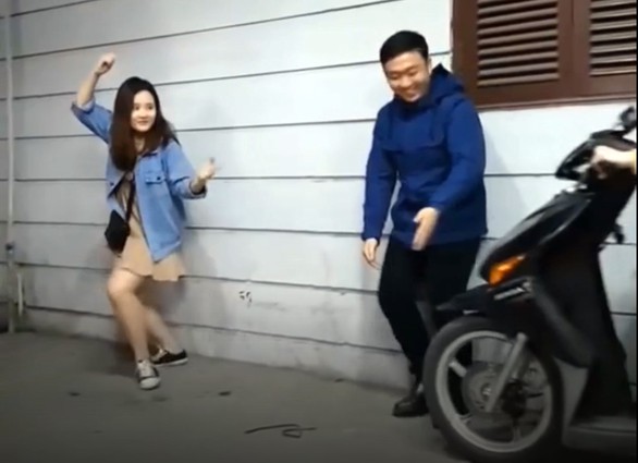 Clip ‘Vũ điệu vẫy xe’ ngộ nghĩnh gây sốt - Ảnh 2. Clip ‘Vũ điệu vẫy xe’ ngộ nghĩnh gây sốt - Ảnh 2.