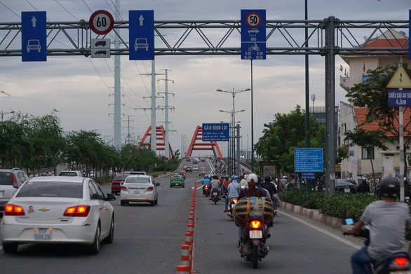 Lắp dải phân cách ở cầu Bình Lợi ngăn xe máy chạy vào làn ô tô - Ảnh 1. Lắp dải phân cách ở cầu Bình Lợi ngăn xe máy chạy vào làn ô tô - Ảnh 1.