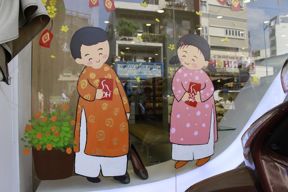 Hoa mai, hoa đào lên kính cửa hàng, công ty đón Tết - Ảnh 13. Hoa mai, hoa đào lên kính cửa hàng, công ty đón Tết - Ảnh 13.
