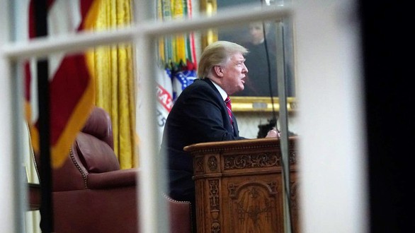 Canh bạc lớn của ông Trump - Ảnh 1. Canh bạc lớn của ông Trump - Ảnh 1.