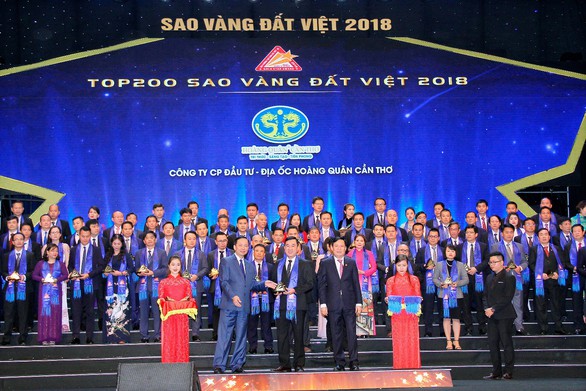 Hoàng Quân Cần Thơ nhận giải Sao Vàng Đất Việt 2018 - Ảnh 1. Hoàng Quân Cần Thơ nhận giải Sao Vàng Đất Việt 2018 - Ảnh 1.