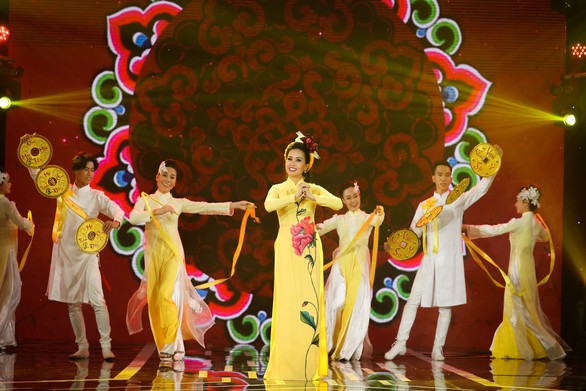 Dàn ca sĩ ngôi sao đại náo Gala nhạc Việt - Vui như Tết - Ảnh 6. Dàn ca sĩ ngôi sao đại náo Gala nhạc Việt - Vui như Tết - Ảnh 6.
