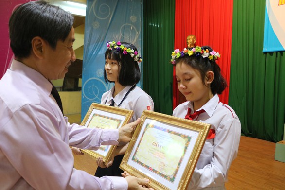 HS làm thơ gửi bố ở Trường Sa giành giải nhất Lớn lên cùng sách - Ảnh 1. HS làm thơ gửi bố ở Trường Sa giành giải nhất Lớn lên cùng sách - Ảnh 1.