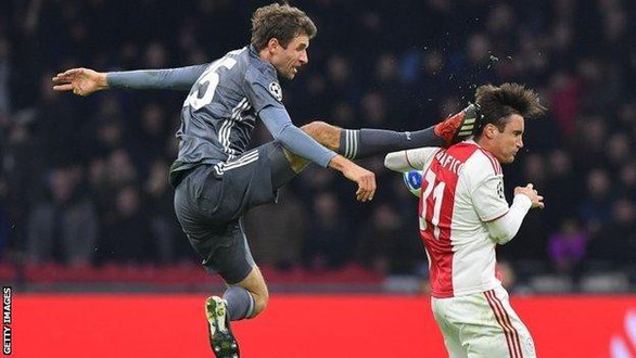 Thomas Muller vắng mặt trận gặp Liverpool vì đá vào đầu đối thủ - Ảnh 2. Thomas Muller vắng mặt trận gặp Liverpool vì đá vào đầu đối thủ - Ảnh 2.