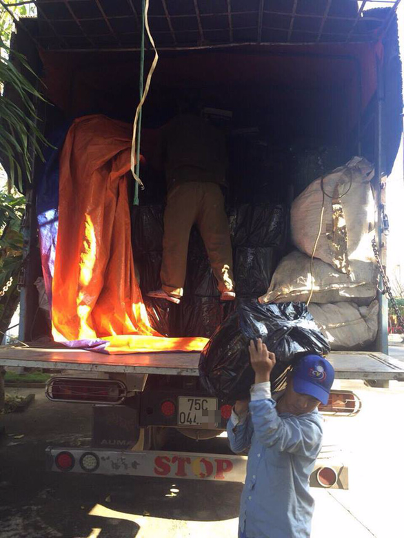 Xe tải phế liệu chở 55 thùng rượu ngoại trị giá gần 1 tỉ - Ảnh 1. Xe tải phế liệu chở 55 thùng rượu ngoại trị giá gần 1 tỉ - Ảnh 1.