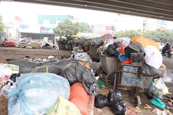 Đường phố Hà Nội hôm nay vẫn ngập... rác - Ảnh 2.