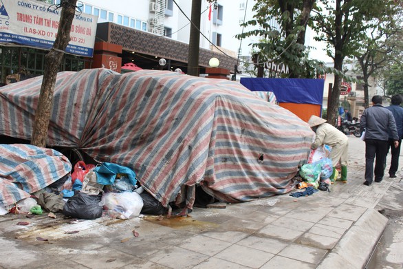 Đường phố Hà Nội hôm nay vẫn ngập... rác - Ảnh 4. Đường phố Hà Nội hôm nay vẫn ngập... rác - Ảnh 4.