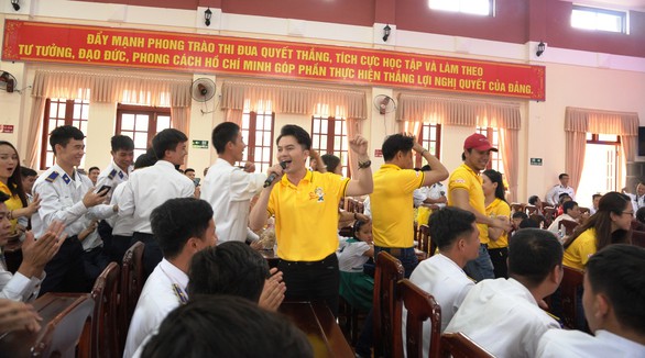 Mùa xuân biển đảo đến với ngư dân Hoàng Sa - Ảnh 3. Mùa xuân biển đảo đến với ngư dân Hoàng Sa - Ảnh 3.