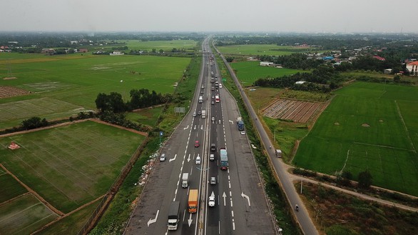 Cao tốc không còn... cao tốc - Ảnh 7. Cao tốc không còn... cao tốc - Ảnh 7.