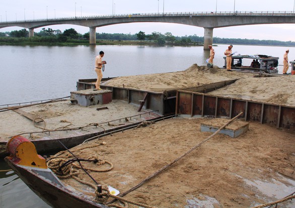 Cát tặc nhắn tin đe dọa đòi đốt nhà phó trưởng phòng tài nguyên môi trường - Ảnh 1. Cát tặc nhắn tin đe dọa đòi đốt nhà phó trưởng phòng tài nguyên môi trường - Ảnh 1.