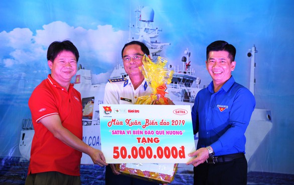 Nghệ sĩ TP HCM giao lưu với chiến sĩ Vùng Cảnh sát biển 2 - Ảnh 8. Nghệ sĩ TP HCM giao lưu với chiến sĩ Vùng Cảnh sát biển 2 - Ảnh 8.