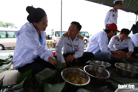 Nghệ sĩ cùng chiến sĩ hải quân gói bánh chưng, trang trí mai vàng đón Tết - Ảnh 1. Nghệ sĩ cùng chiến sĩ hải quân gói bánh chưng, trang trí mai vàng đón Tết - Ảnh 1.
