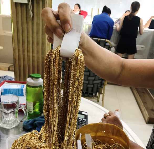 Nhân viên trộm 230 lượng vàng tây, chủ tiệm không ngờ nuôi ong tay áo - Ảnh 2. Nhân viên trộm 230 lượng vàng tây, chủ tiệm không ngờ nuôi ong tay áo - Ảnh 2.