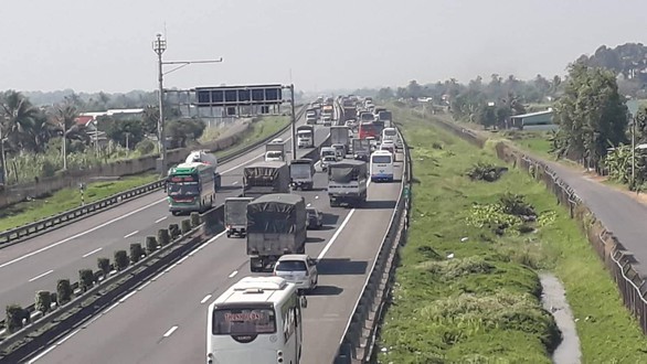 Va chạm nhỏ, kẹt xe nhiều giờ trên cao tốc TP.HCM - Trung Lương - Ảnh 1. Va chạm nhỏ, kẹt xe nhiều giờ trên cao tốc TP.HCM - Trung Lương - Ảnh 1.