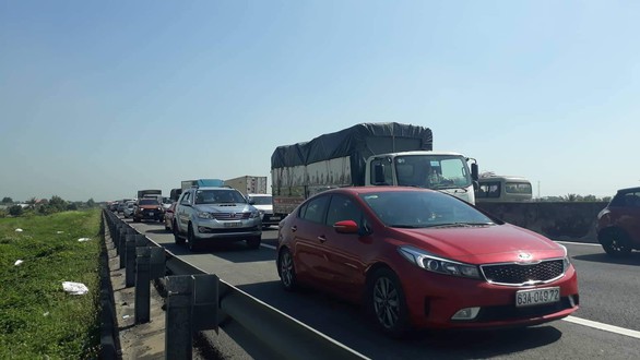 Va chạm nhỏ, kẹt xe nhiều giờ trên cao tốc TP.HCM - Trung Lương - Ảnh 2. Va chạm nhỏ, kẹt xe nhiều giờ trên cao tốc TP.HCM - Trung Lương - Ảnh 2.