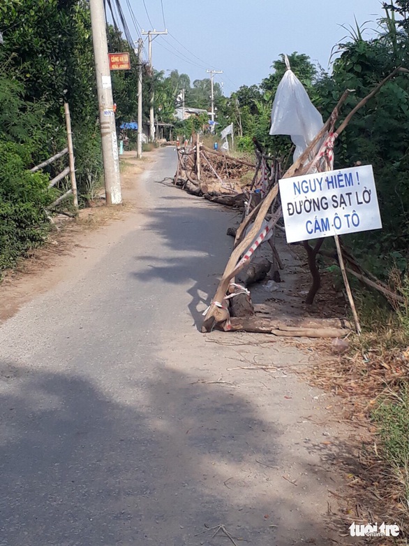 Hà bá ngoạm đường giao thông liên xã Vĩnh Trường - Ảnh 2. Hà bá ngoạm đường giao thông liên xã Vĩnh Trường - Ảnh 2.
