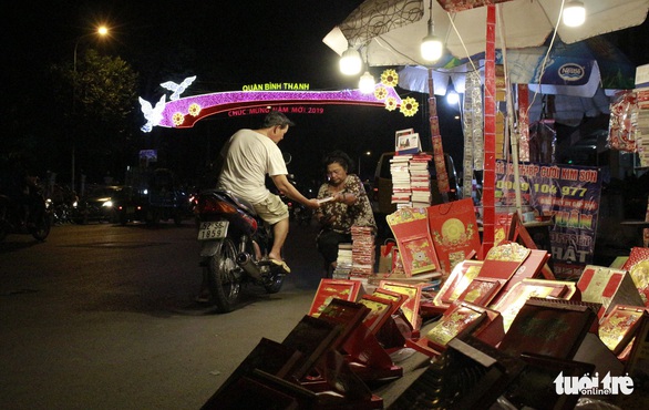 Bạn trẻ Sài Gòn rực rỡ đón xuân trên phố Ông đồ - Ảnh 4. Bạn trẻ Sài Gòn rực rỡ đón xuân trên phố Ông đồ - Ảnh 4.