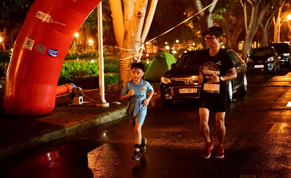 Rủ nhau chạy... xuyên đêm - Ảnh 2. Rủ nhau chạy... xuyên đêm - Ảnh 2.