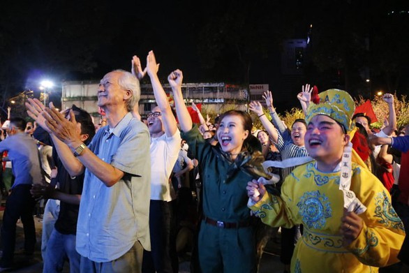 Tuyển Việt Nam chiến thắng quả cảm, TP.HCM, Hà Nội bão - Ảnh 14. Tuyển Việt Nam chiến thắng quả cảm, TP.HCM, Hà Nội bão - Ảnh 14.