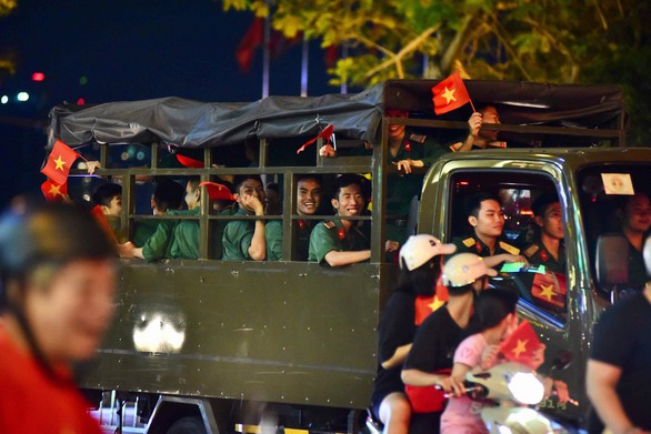 Tuyển Việt Nam chiến thắng quả cảm, TP.HCM, Hà Nội bão - Ảnh 8. Tuyển Việt Nam chiến thắng quả cảm, TP.HCM, Hà Nội bão - Ảnh 8.