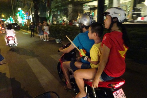 Tuyển Việt Nam chiến thắng quả cảm, TP.HCM, Hà Nội bão - Ảnh 2. Tuyển Việt Nam chiến thắng quả cảm, TP.HCM, Hà Nội bão - Ảnh 2.