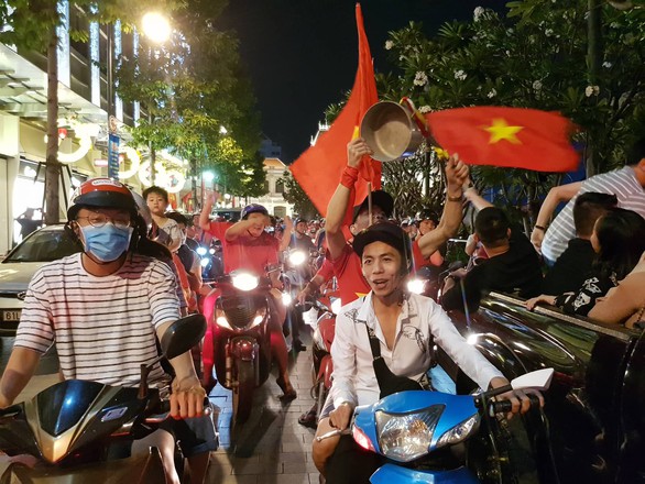 Tuyển Việt Nam chiến thắng quả cảm, TP.HCM, Hà Nội bão - Ảnh 12. Tuyển Việt Nam chiến thắng quả cảm, TP.HCM, Hà Nội bão - Ảnh 12.