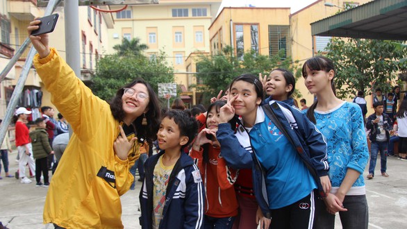 Em không cần quà tết, em cần các chị thôi - Ảnh 1. Em không cần quà tết, em cần các chị thôi - Ảnh 1.