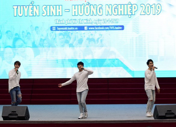Học sinh đổ về ngày hội tư vấn tuyển sinh hướng nghiệp tại TP.HCM - Ảnh 3. Học sinh đổ về ngày hội tư vấn tuyển sinh hướng nghiệp tại TP.HCM - Ảnh 3.