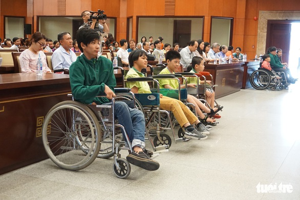 Tết đến sớm với người khuyết tật và trẻ em mồ côi TP.HCM - Ảnh 5. Tết đến sớm với người khuyết tật và trẻ em mồ côi TP.HCM - Ảnh 5.