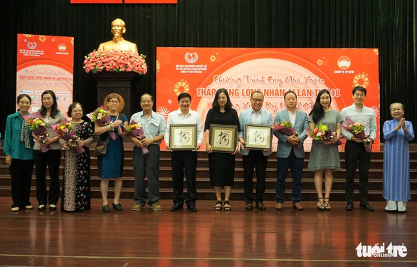 Tết đến sớm với người khuyết tật và trẻ em mồ côi TP.HCM - Ảnh 4. Tết đến sớm với người khuyết tật và trẻ em mồ côi TP.HCM - Ảnh 4.