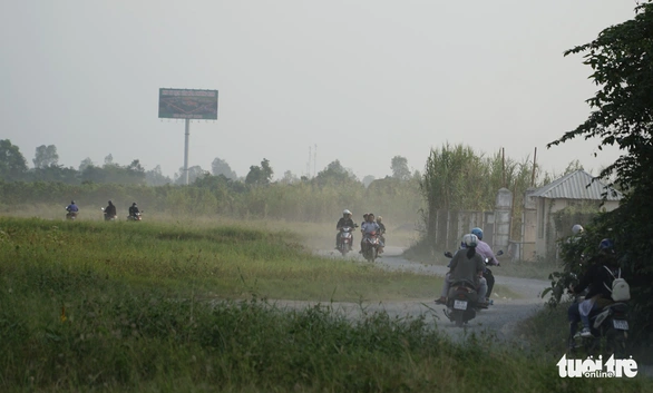 Mạo hiểm ngoặt đầu xe máy ngay chân cầu Cao Lãnh để vào đường tắt - Ảnh 3. Mạo hiểm ngoặt đầu xe máy ngay chân cầu Cao Lãnh để vào đường tắt - Ảnh 3.