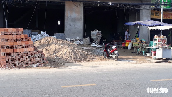 Rơi từ tầng 4 tòa nhà đang xây, nạn nhân thứ 3 đã qua đời - Ảnh 2. Rơi từ tầng 4 tòa nhà đang xây, nạn nhân thứ 3 đã qua đời - Ảnh 2.