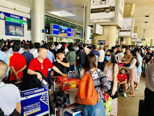 Sân bay Tân Sơn Nhất tắc từ trên trời, dưới đất gây khó cho không lưu - Ảnh 1. Sân bay Tân Sơn Nhất tắc từ trên trời, dưới đất gây khó cho không lưu - Ảnh 1.
