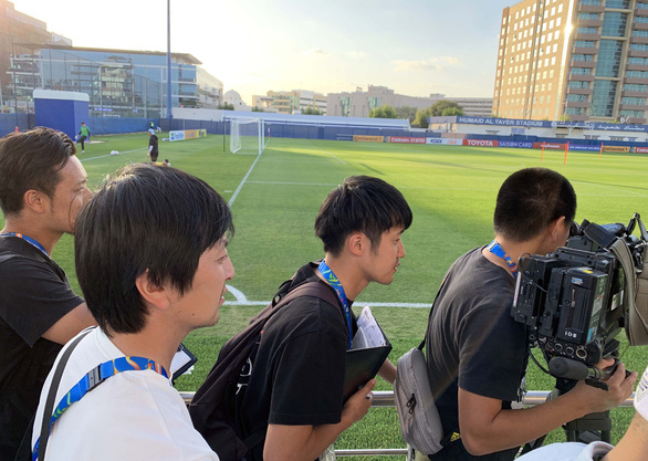 Các phóng viên Nhật Bản chăm chú theo dõi và ghi hình buổi tập - Ảnh: N.K