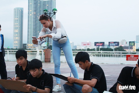 Thân thương với chợ Hàn, chợ Cồn trên tranh ký họa - Ảnh 1. Thân thương với chợ Hàn, chợ Cồn trên tranh ký họa - Ảnh 1.