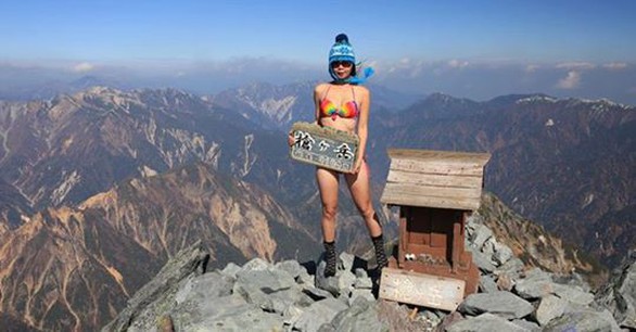 Ngã xuống vực sâu, ‘nhà leo núi bikini’ Đài Loan tử nạn - Ảnh 3. Ngã xuống vực sâu, ‘nhà leo núi bikini’ Đài Loan tử nạn - Ảnh 3.