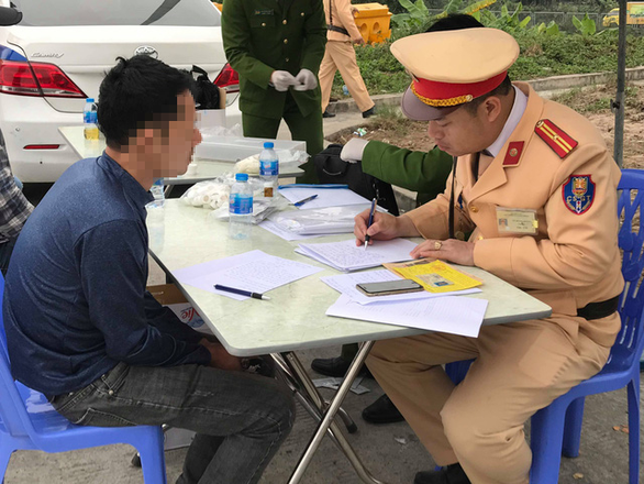 Tiếp tục phát hiện tài xế dương tính với ma túy trên đường cao tốc - Ảnh 1. Tiếp tục phát hiện tài xế dương tính với ma túy trên đường cao tốc - Ảnh 1.