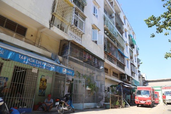 Người dân chung cư sụt lún: Một cái Tết rất ngộ, chưa từng có - Ảnh 3. Người dân chung cư sụt lún: Một cái Tết rất ngộ, chưa từng có - Ảnh 3.
