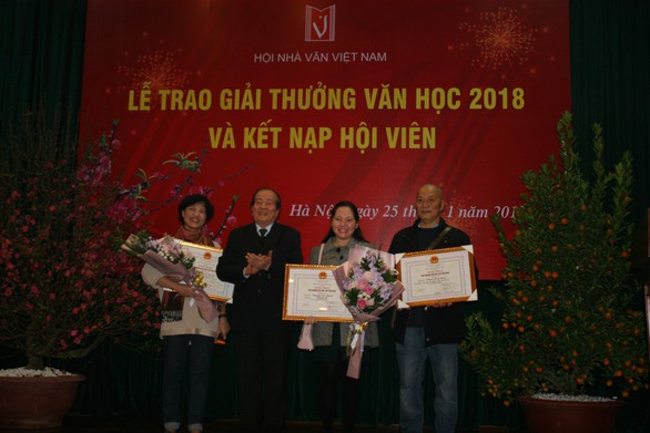 Văn thơ mất mùa, hơn 700 người vẫn ‘xếp hàng’ xin vào Hội Nhà văn - Ảnh 1. Văn thơ mất mùa, hơn 700 người vẫn ‘xếp hàng’ xin vào Hội Nhà văn - Ảnh 1.