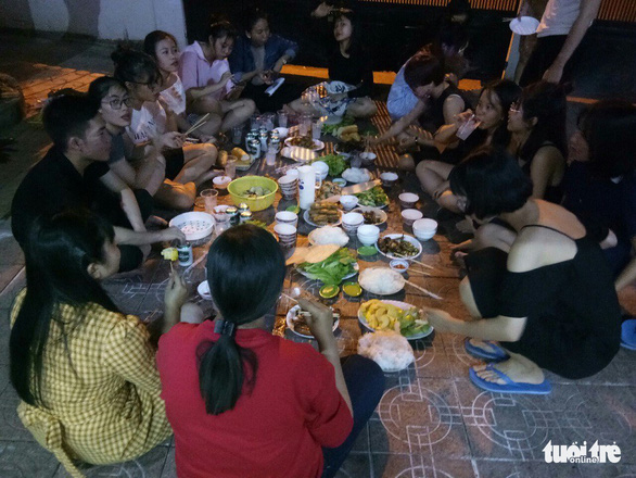 Tất niên hoành tráng đời sinh viên với bắp nướng, khoai lang - Ảnh 2. Tất niên hoành tráng đời sinh viên với bắp nướng, khoai lang - Ảnh 2.
