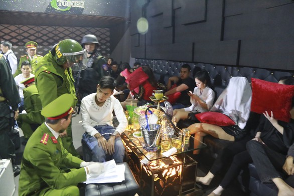 Đột kích quán bar ở Huế, phát hiện 100 thanh niên phê ma túy trong đêm - Ảnh 2. Đột kích quán bar ở Huế, phát hiện 100 thanh niên phê ma túy trong đêm - Ảnh 2.