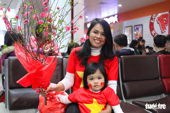 Ngóng chờ các người hùng tuyển Việt Nam hạ cánh sân bay Nội Bài - Ảnh 9. Ngóng chờ các người hùng tuyển Việt Nam hạ cánh sân bay Nội Bài - Ảnh 9.