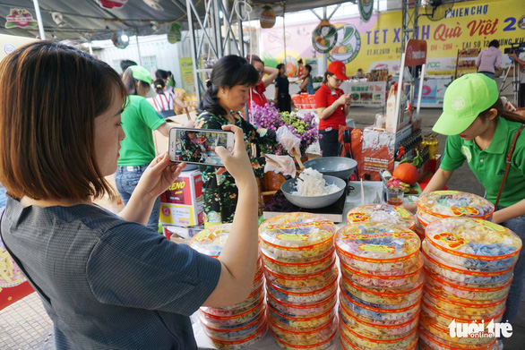 Nô nức mua sắm tại phiên chợ Tết Xanh - Quà Việt - Ảnh 4.