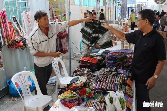 Nô nức mua sắm tại phiên chợ Tết Xanh - Quà Việt - Ảnh 7.