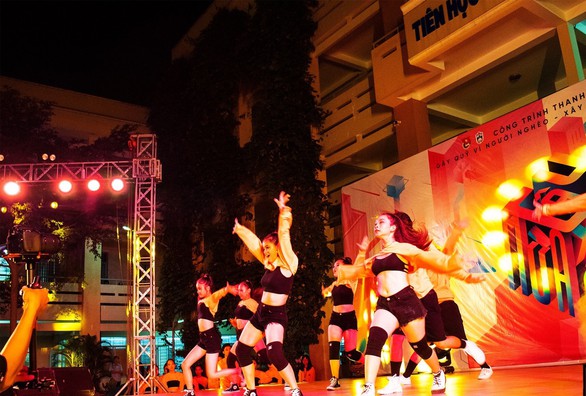 Đêm nhạc xuân và khi teen Sài thành quẩy cùng nhau - Ảnh 2. Đêm nhạc xuân và khi teen Sài thành quẩy cùng nhau - Ảnh 2.