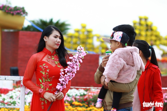 Nam nhân viên cũng tạo dáng chụp ảnh phố hoa - Ảnh 6. Nam nhân viên cũng tạo dáng chụp ảnh phố hoa - Ảnh 6.