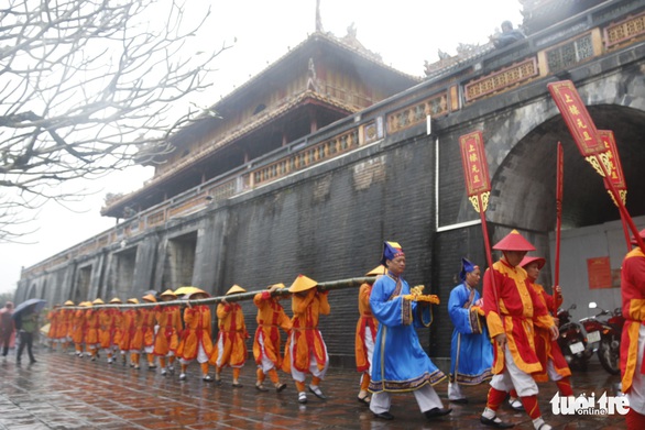 Đại Nội Huế dựng nêu đón tết trong mưa - Ảnh 1. Đại Nội Huế dựng nêu đón tết trong mưa - Ảnh 1.