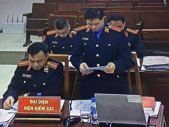Hai cựu thứ trưởng Bộ Công an bị đề nghị mức án 30 đến 42 tháng tù - Ảnh 1. Hai cựu thứ trưởng Bộ Công an bị đề nghị mức án 30 đến 42 tháng tù - Ảnh 1.