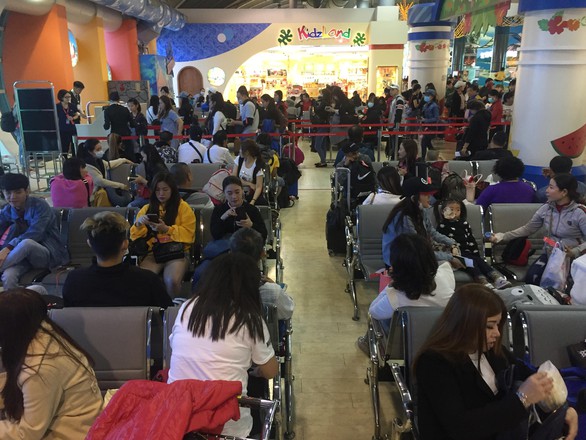 Dòng người Việt ở sân bay Đài Loan dài 100m chờ về quê ăn Tết - Ảnh 4. Dòng người Việt ở sân bay Đài Loan dài 100m chờ về quê ăn Tết - Ảnh 4.