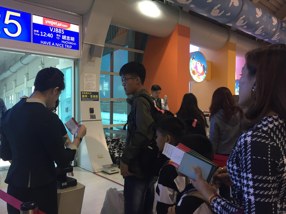 Dòng người Việt ở sân bay Đài Loan dài 100m chờ về quê ăn Tết - Ảnh 6. Dòng người Việt ở sân bay Đài Loan dài 100m chờ về quê ăn Tết - Ảnh 6.